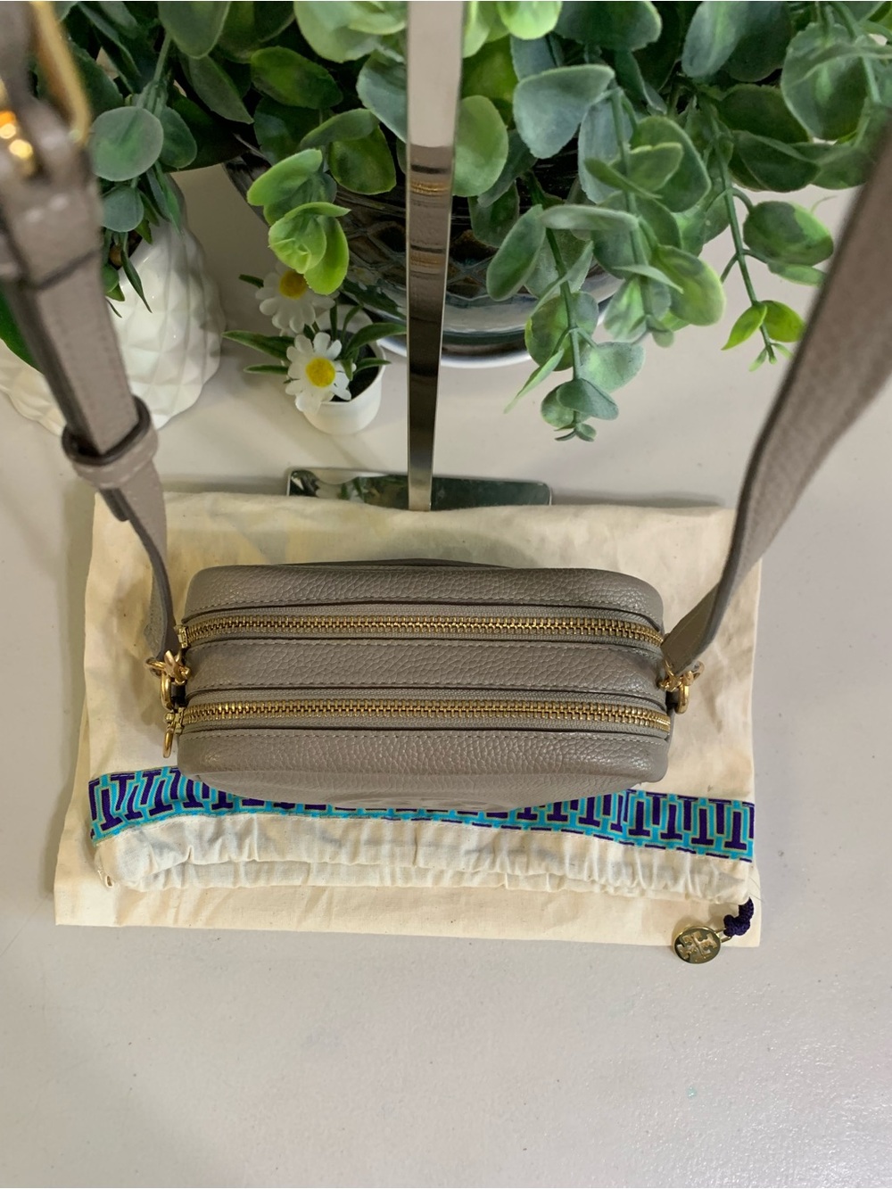 👜💕Tory Burch Robinson Pebbled Leather Crossbody Bag in Taupe - Picture 4 of 10